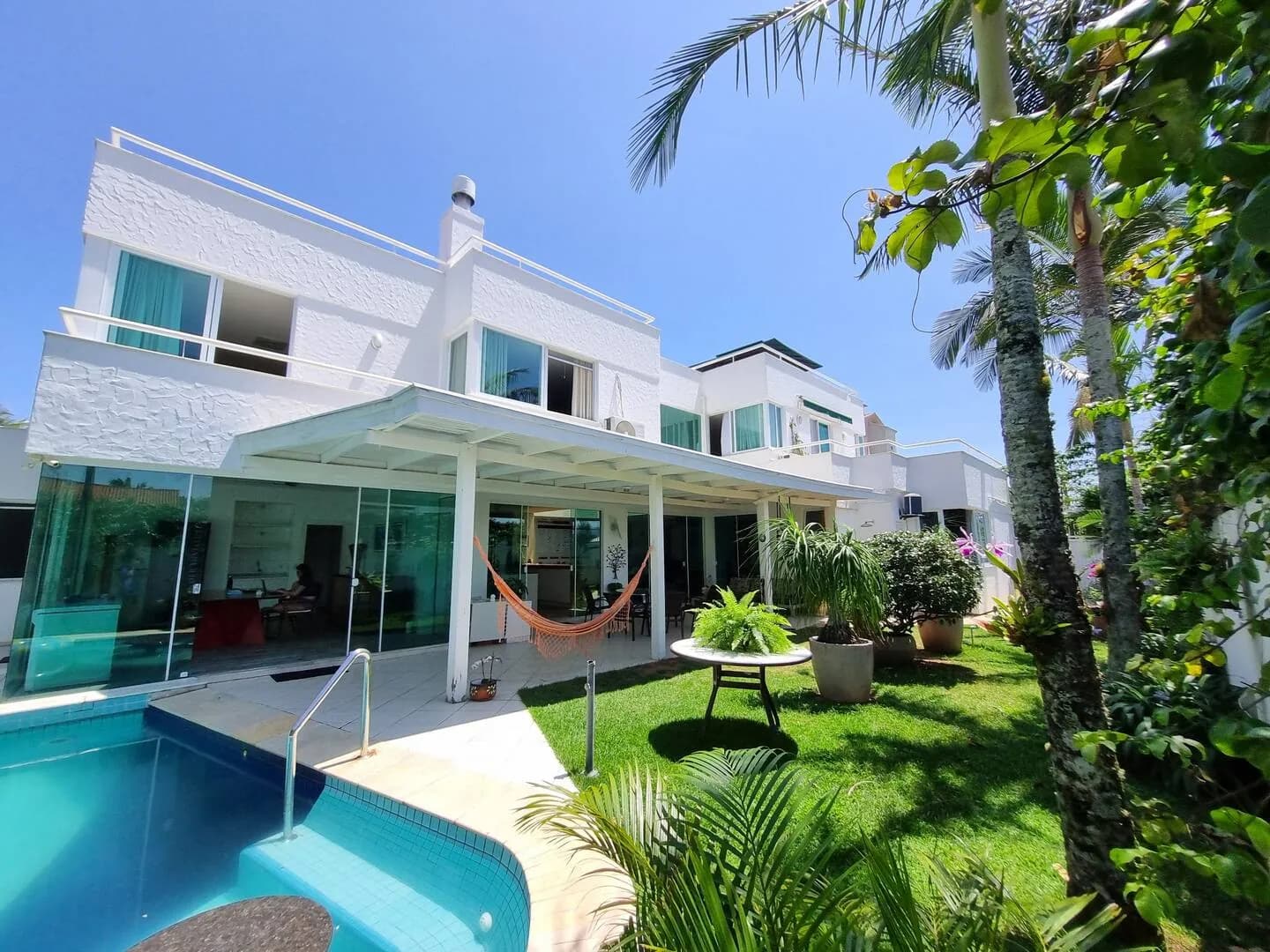 Fachada da Founder Haus com piscina e jardim